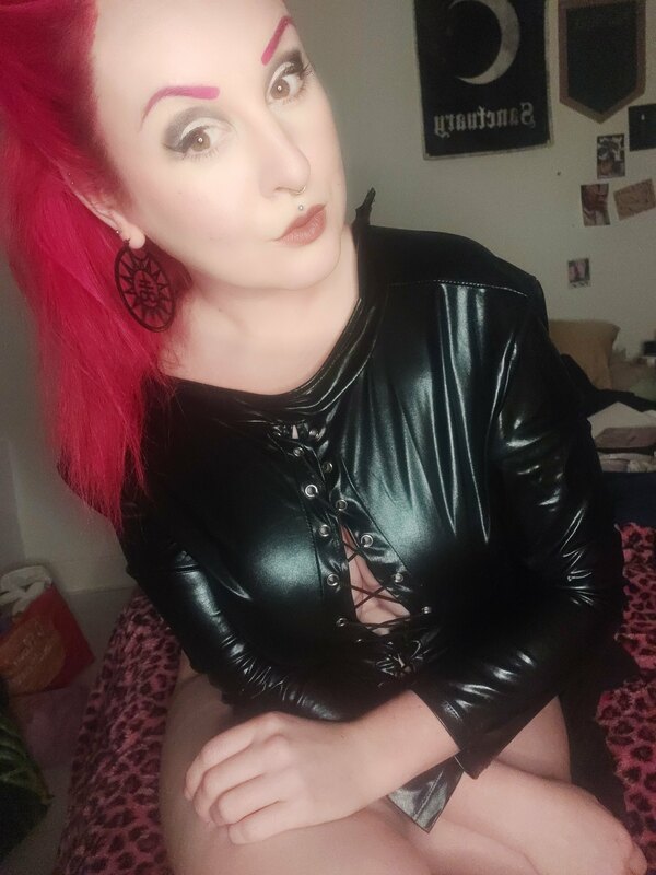 I am LIVING 80s porno dream just now!!! Who wants more? 3