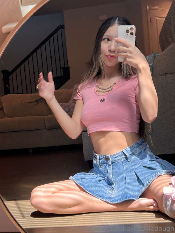 Looking for a place to sit, is your lap free? 🤭