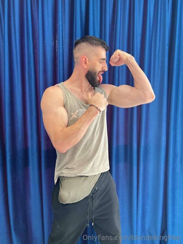 The real GAY 🏳️‍🌈 with monster cock 🍆🤤@therealjays 😍His cock.. 1