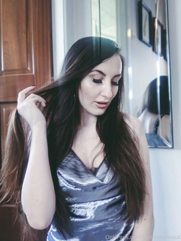 wooo I have so many silky dresses! Do you like a bit of shin.. 5