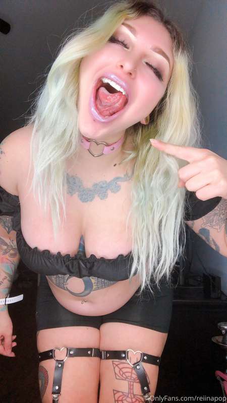 dark bimbo belly stuffing photoset - before/after!!! Can you.. 14