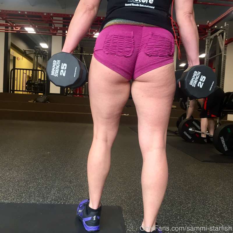 Some dumbbell lunges for the booty gains. Everytime I wear s.. 8