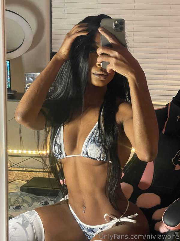 Add me on Twitch 👾
twitch.com/niviawolfe