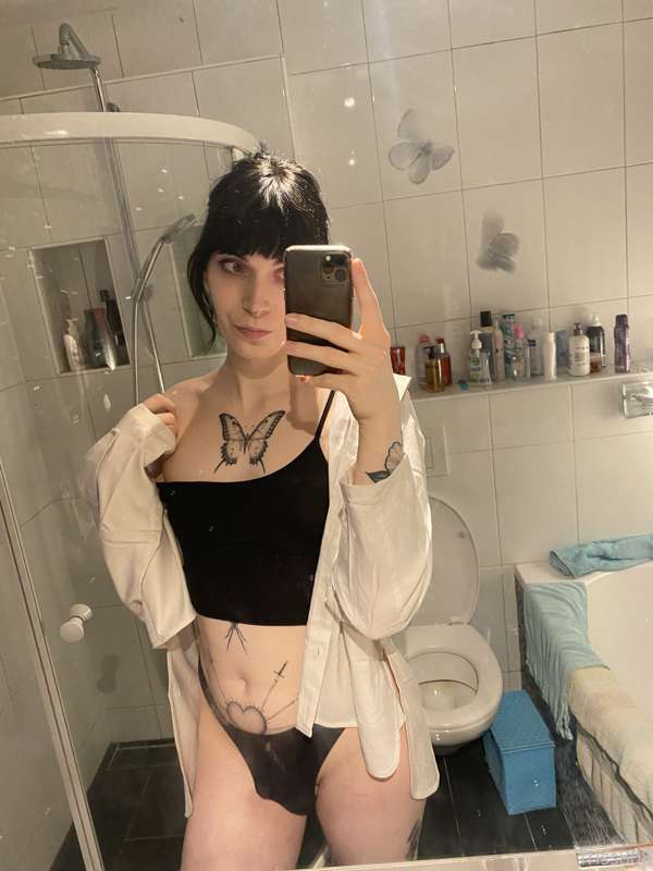 Hi everyone! 🖤

I took some dumb pics in my bathroom last sa.. 4