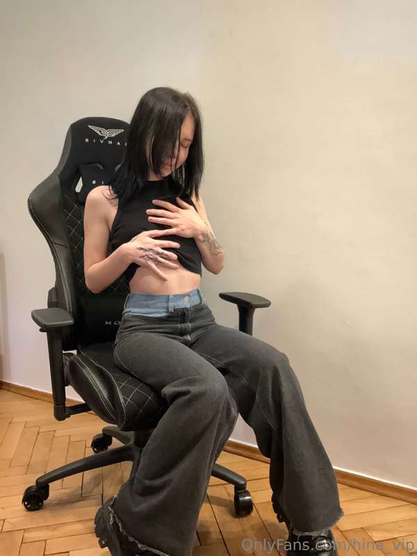 I'm sitting here waiting for your attention dear 🤭🔞