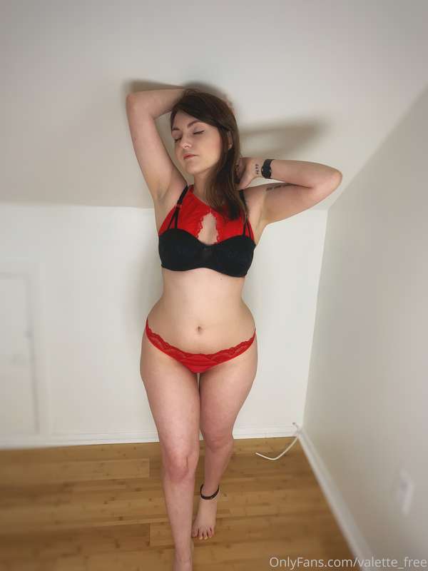 Feeling myself in this lingerie. Don’t you wish you could fe..
