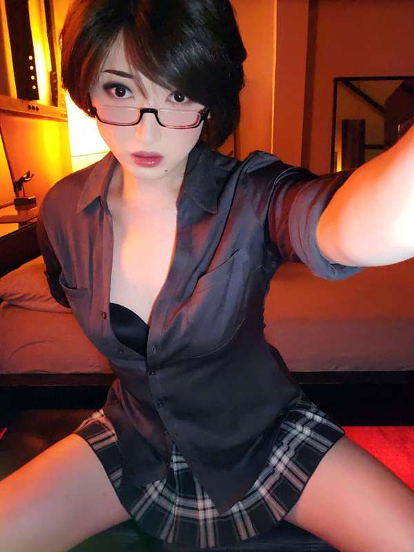 Black and pink photo set~! Let me know which photo you like .. 7