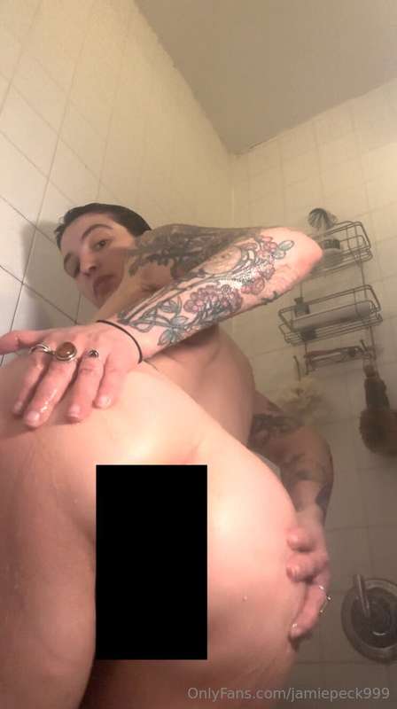 Hey babe, let's take a sexy shower together.Watch as I soap .. 3