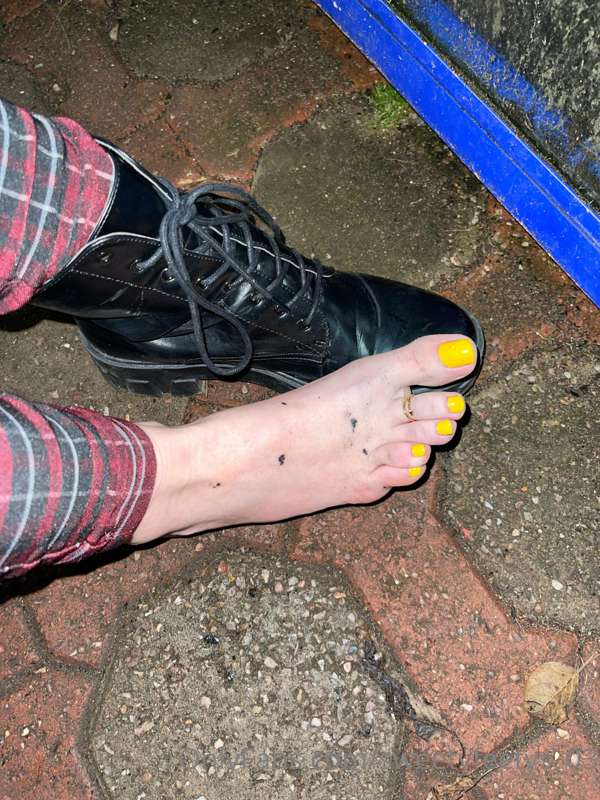 Lick my feet clean after a night out 🔥 8
