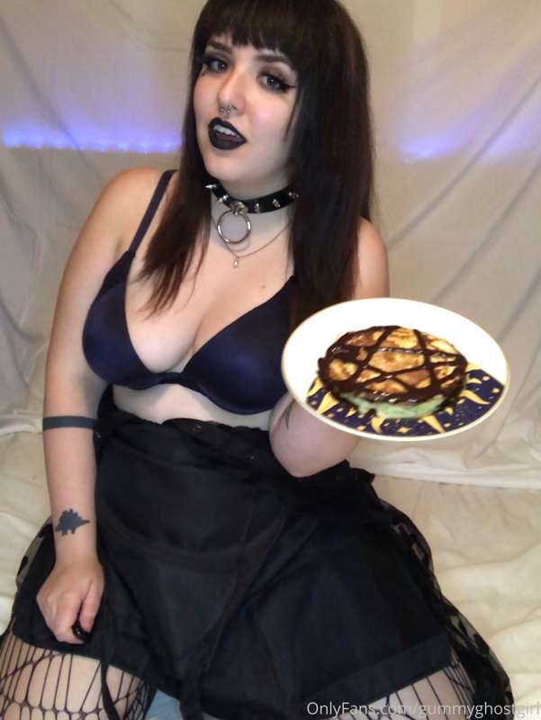 Hi, I’ll be your waitress at Goth IHOP 🥞🖤 1