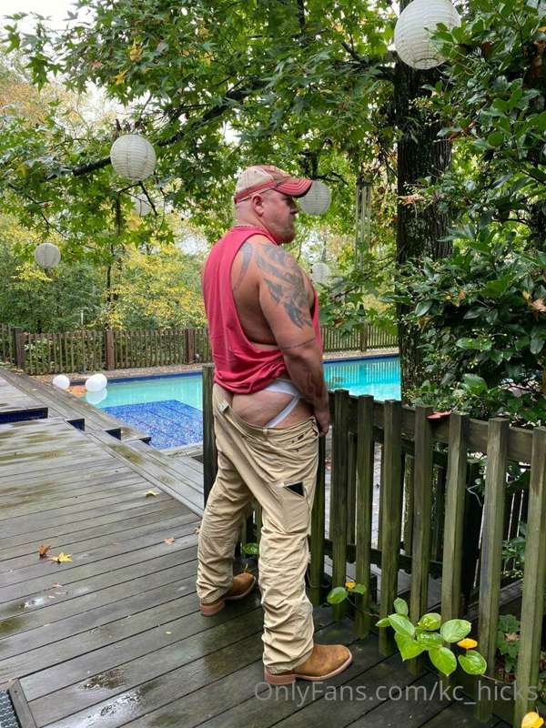 When your buddy like to take photos of you taking a leak 3