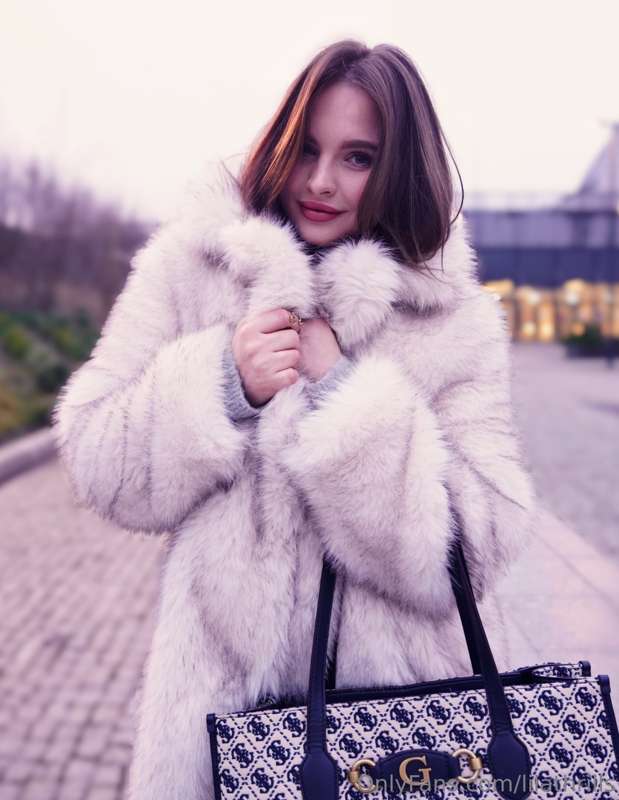 This little girl in her warm coat is calling you for a walk💋