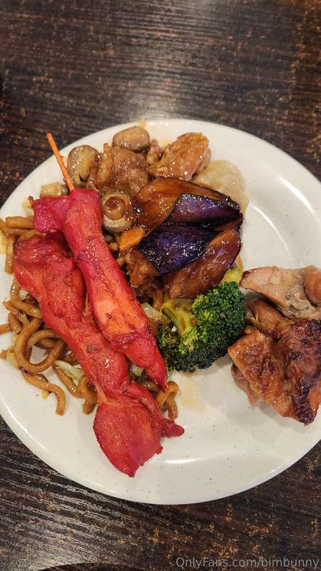 I went to an ayce buffet yesterday and cleared 7 plates in t.. 1