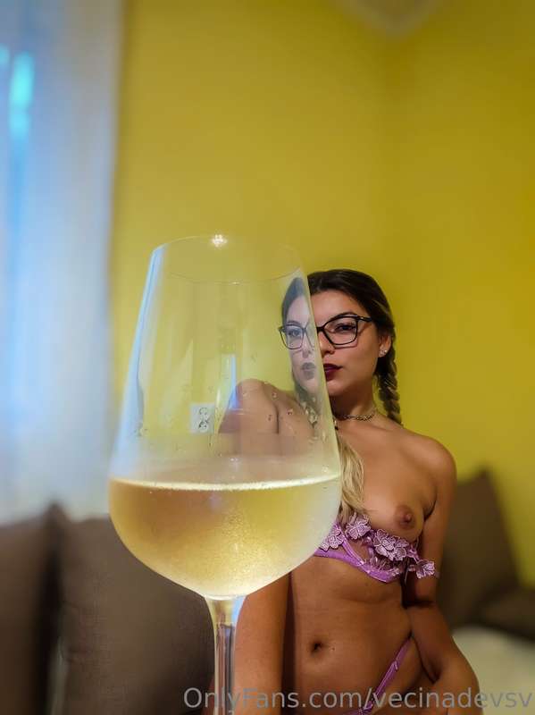 Primește pupicul din a doua poză! 😘😋💜🍷