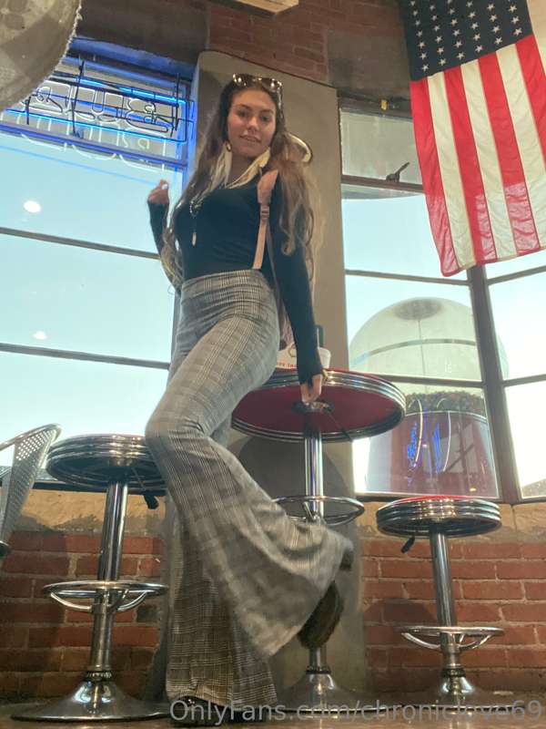 Strike a pose 🫶🏼💃🏻🦚 this place had some yummy fried pickle c.. 1