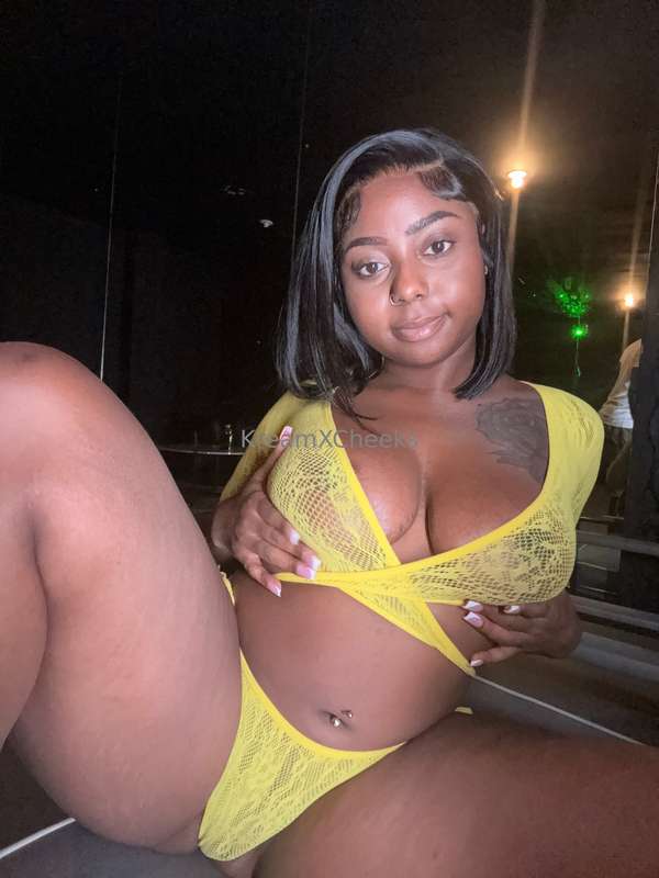 Do I look good in yellow? 🤭🤭 2