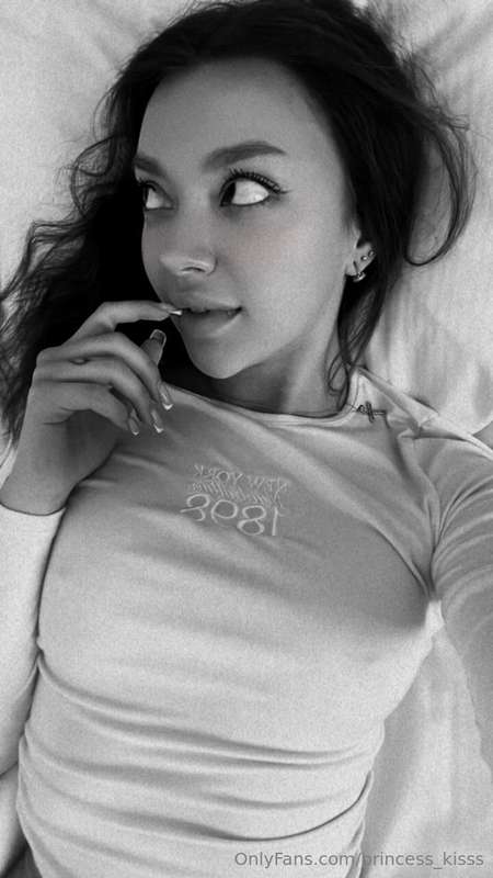 Look into my eyes, baby. What do you see there?😈🤭 Tell me in.. 1