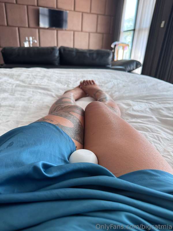 🌞Love to sunbathe and play with toys at home🫠. Anyone want t.. 1
