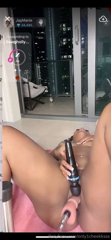 watch me get fucked with the fuck machine tonight 😘 join her..