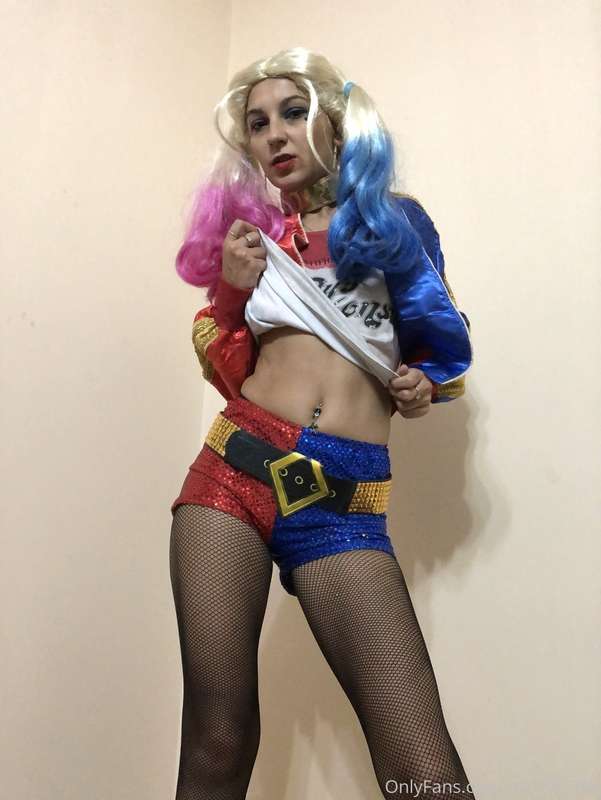 Harley Quinn is a freak 10