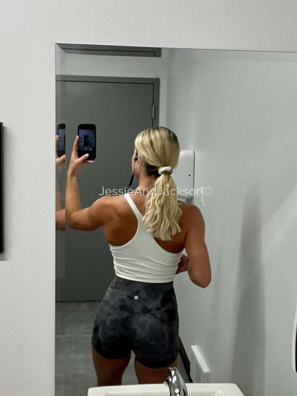 **Gym outfit of the day** 💪🏼
Hope your Monday is going great.. 4
