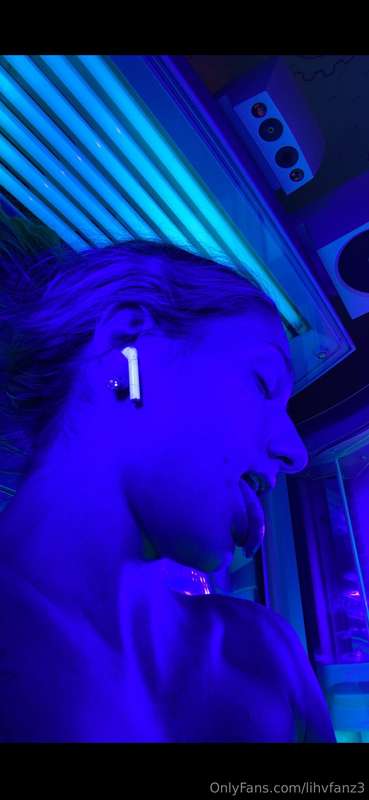 Tanning bed nudes are fun 😍 1