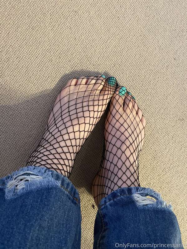 Worship my toes and soles 🦶 
And maybe I’ll give you a footj.. 6