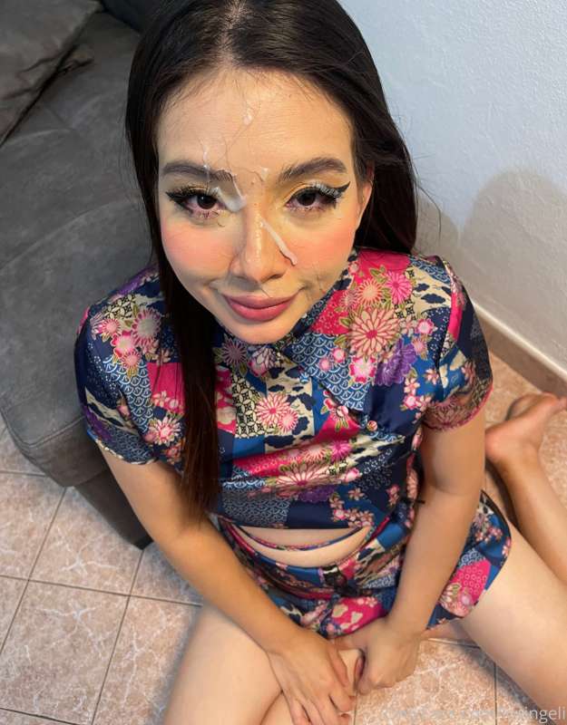 I love taking pictures with my face decorated with cum haha ..