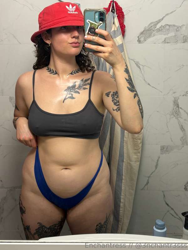 sunscreened 💪✨ look how wide my hips are 