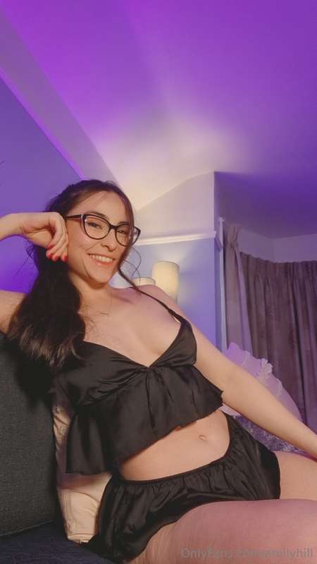 I'm live rn 🥰 https://allmylinks.com/emilyhill 6