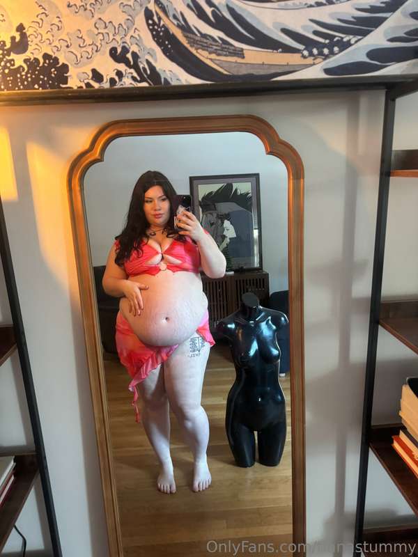 hi!! im back and here to report my fuckin tummy touches the .. 19