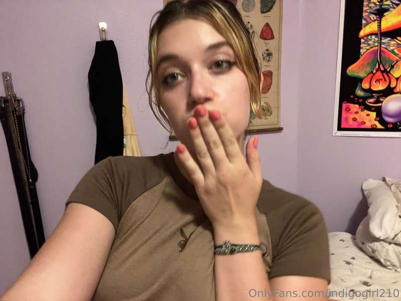 hiii how are you today?? a lil kiss for you :) more to comee..
