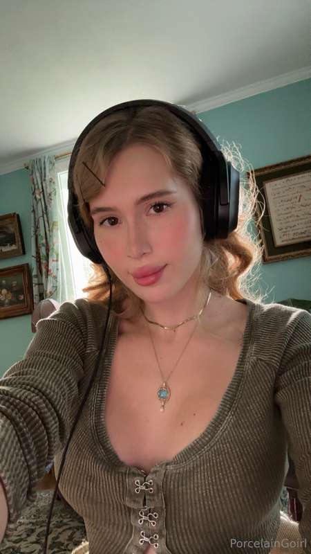 Headset on while watching porn 😁 Shhh