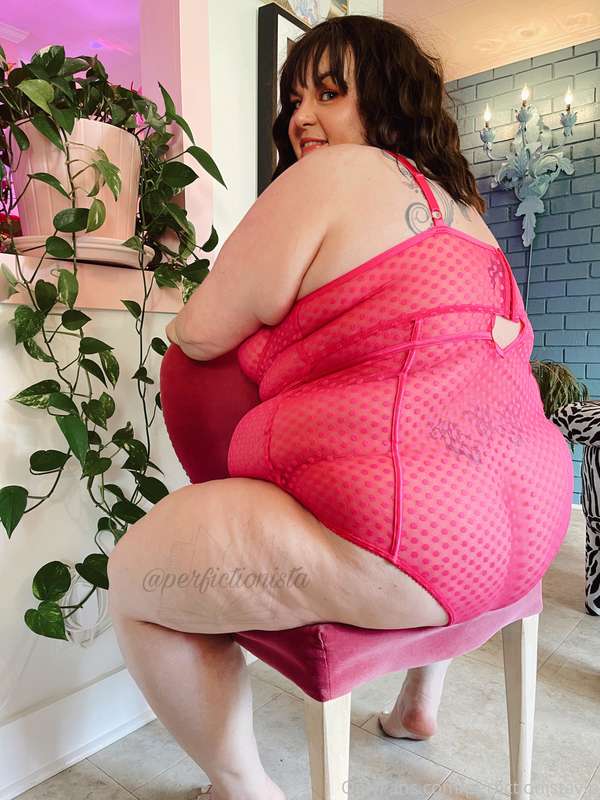 Happy Monday, loves 💋 Do you like this PINK 🎀 color on me? 💕