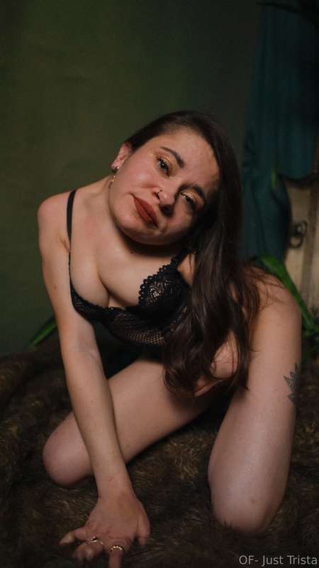  a bossy lover girl who needs some massages and sweeties to ..