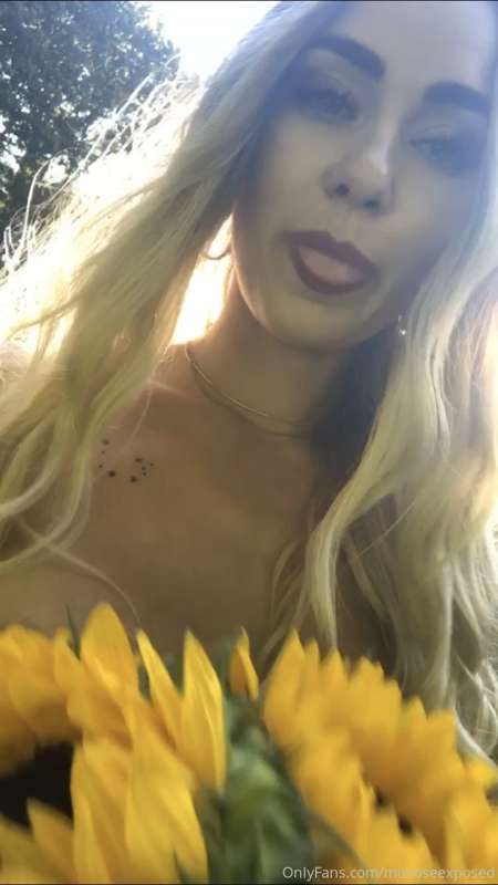 It’s tuesdayyy
Wanna watch the flowers fall? 
➡️ Inbox 💋 1