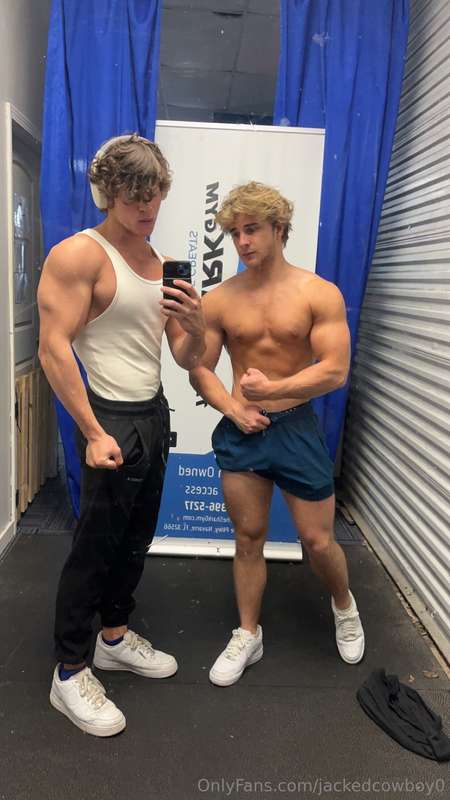😳 found this jacked fellow in the posing room