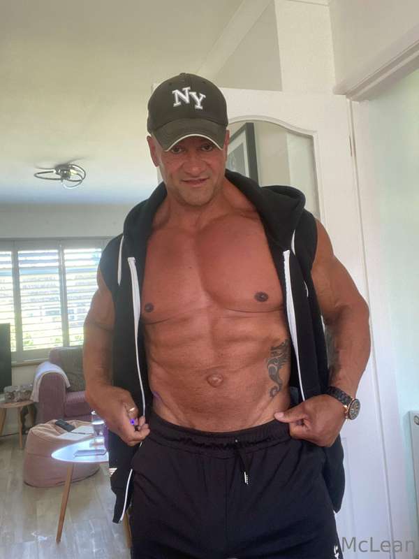 I’m feeling sporty today check out the abs 😘😎 4