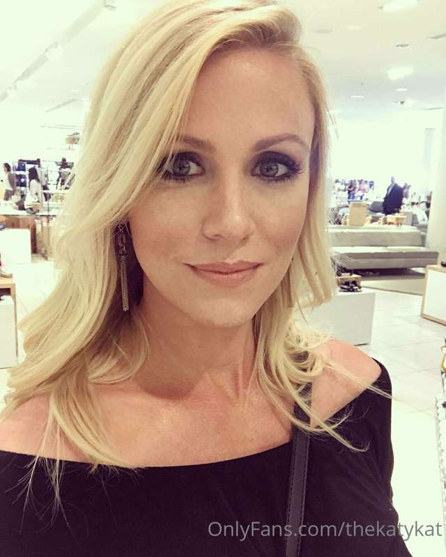 Smokey eyes?  Yes.  That's the look.  Smokey Eyes.  I feel l..