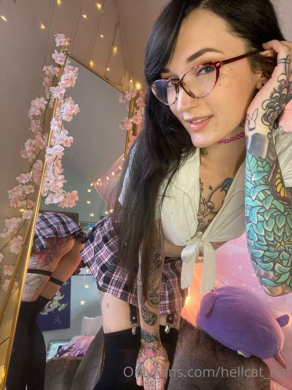 Todays outfit 📚💕 I don’t always wear my glasses when I take .. 4
