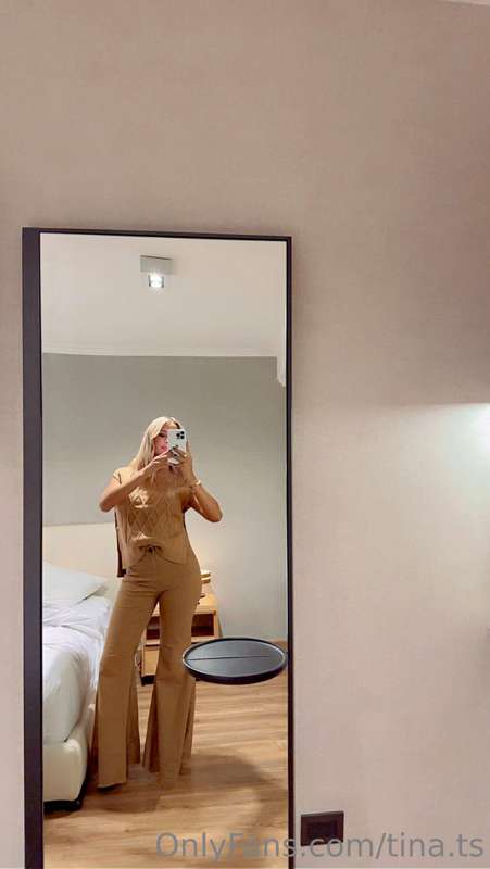 😜 Just thought I'd share a little mirror selfie with my favo..