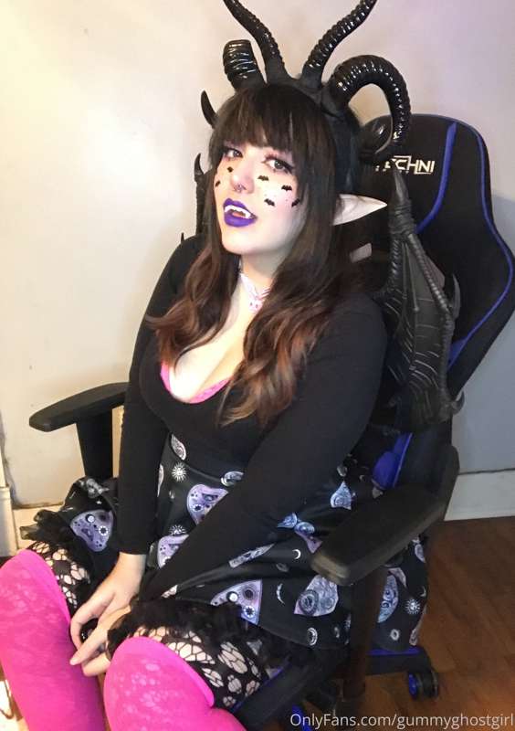 Pastel goth succubus 💕