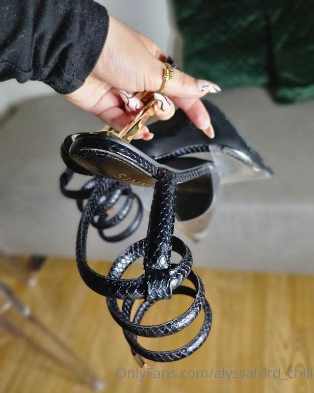 the steamy set I love these heels btw 6