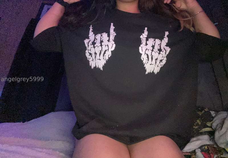 can you believe my small waist is under this big shirt ? 💋