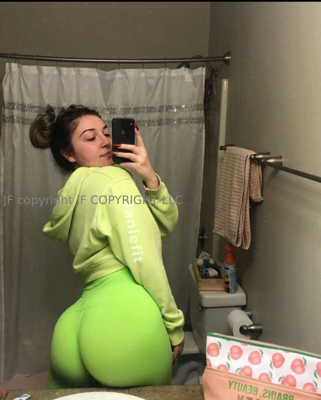 I know you want this big booty on your lap🥰