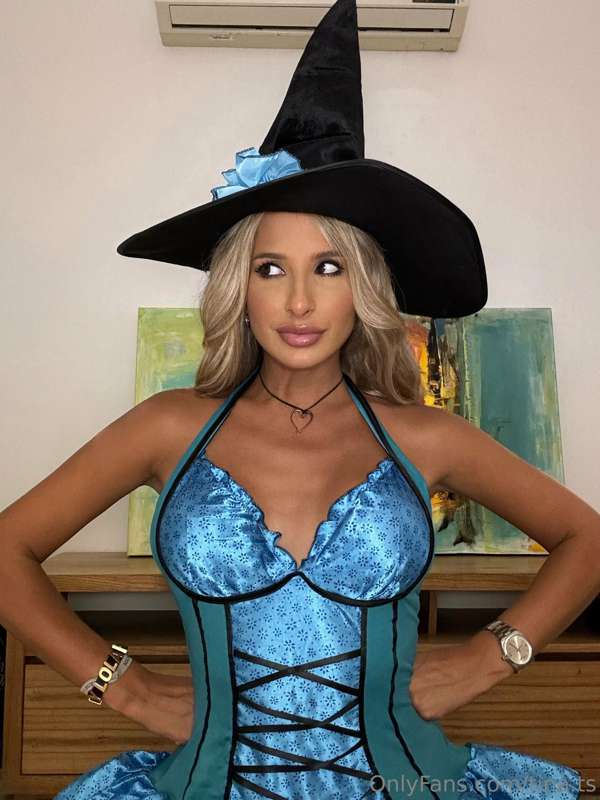 🎃🔥That bewitching Halloween outfit I've been teasing?🎃  ❤️It..