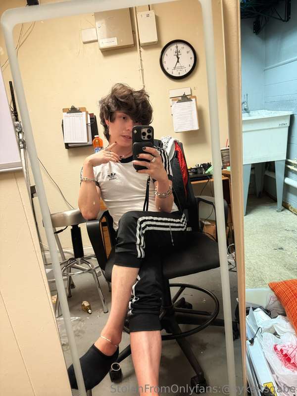 Work office is a mess but so am I tbh lol 🤷‍♂️ ~ just a lil .. 5
