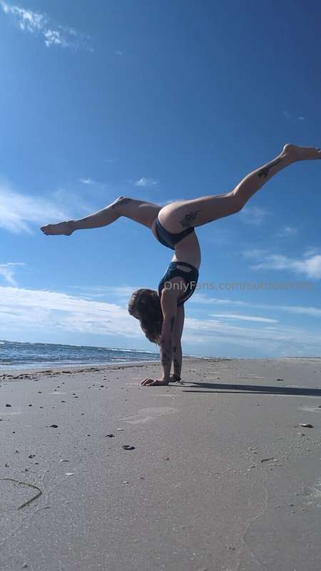 Handstands heal my soul🩵 1