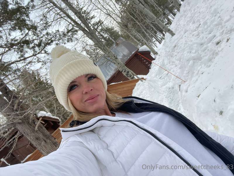 How cute am I? Can you guess where I am? ❄️🥶 3