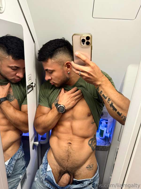 Always the airplane’s bathroom is an excuse to take a pic